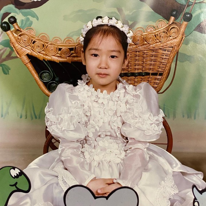 <p>Ahn Eun Jin juga membagikan potret ketika ia tampil cantik bak seorang putri. Ia mengenakan gaun warna putih dengan <em>headpiece</em> cantik di kepalanya. (Foto: Instagram @eunjin___a)</p>