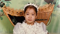 <p>Ahn Eun Jin juga membagikan potret ketika ia tampil cantik bak seorang putri. Ia mengenakan gaun warna putih dengan <em>headpiece</em> cantik di kepalanya. (Foto: Instagram @eunjin___a)</p>