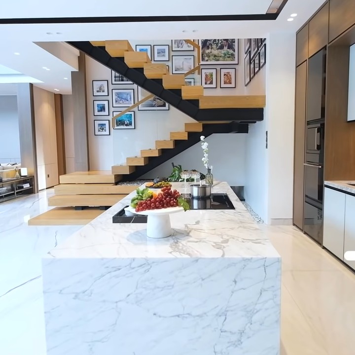 <p>Island counter sendiri menjadi salah satu benda favorit Christian Sugiono di rumah mereka. Meja tersebut cukup luas sehingga bisa dipakai untuk memasak dengan leluasa. "Ini <em>island</em> gede, enak banget. Kalau masak pakai kompor induksi flat. Di sini bisa untuk taruh gelas, botol, dan semacamnya," ujar Tian. (Foto: YouTube Titi dan Tian)</p>
