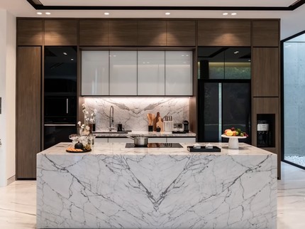 7 Potret Dapur Rumah Titi Kamal, Hangat Bernuansa Modern