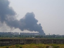 Potret Asap Membubung di Lokasi Pabrik Plastik Terbakar di Kalideres