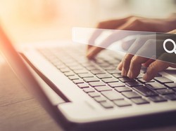 Pura-pura Bekerja Pakai Keyboard Palsu, Lusinan Bankir Dipecat