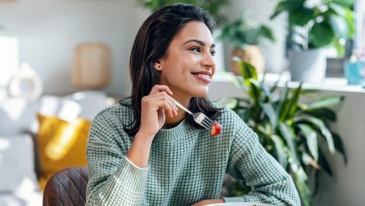 Ilustrasi wanita makan stroberi atau salad Ilustrasi wanita makan stroberi atau salad