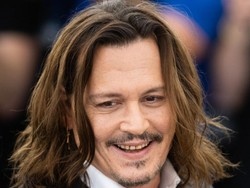 Johnny Depp Tebar Senyum di Cannes Film Festival, Giginya Jadi Sorotan