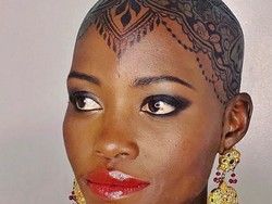 Penampilan Lupita Nyongo Pamer Kepala Botak yang Dihiasi Henna
