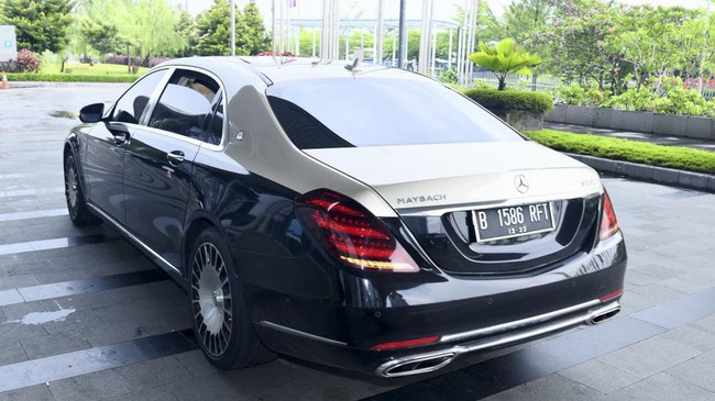 Maybach S-Class yang sama persis seperti tunggangan Johnny kini tidak lagi dijual resmi oleh Mercedes-Benz Indonesia.
