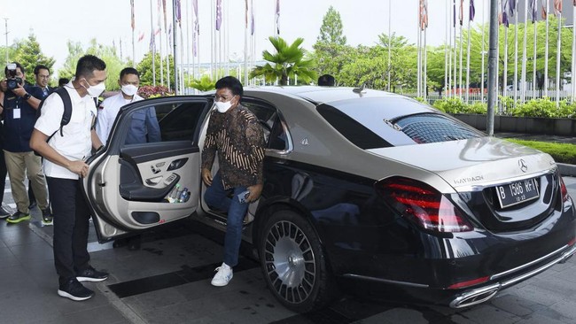 Sedan dengan pangkat tertinggi Mercedes-Benz itu acap wara-wiri menemani kegiatan Johnny, tapi kepemilikan mobil asal Jerman itu dipertanyakan.