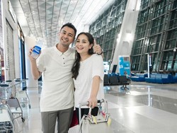 Gaya Nagita Slavina Pose di Bandara Curi Atensi, Bawa Koper Seharga Mobil