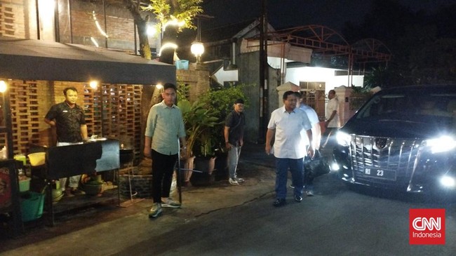 Ketua Umum Partai Gerindra Prabowo Subianto makan malam bersama Wali Kota Solo Gibran Rakabuming Raka, di sebuah Angkringan di Solo, Jumat (19/5) malam.