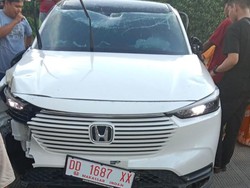 Gadis ABG Belajar Nyetir Pakai Mobil Teman, Sempat Joget Berujung Tabrak Pohon