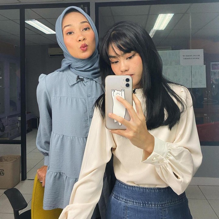 <p>Namira Adjani anak Alya Rohali menyelesaikan studinya di Universitas Indonesia jurusan hukum selama 3,5 tahun. Ia pun berencana melanjutkan pendidikannya dan diterima di 5 universitas ternama dunia seperti University of Leeds, Queen Mary University, hingga University College London. (Foto: Instagram: @namiradjani)</p>