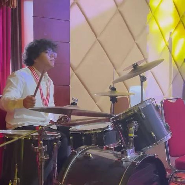 <p>Dalam acara wisuda ini, Sultan berkesempatan untuk tampil bersama teman-temannya dan membawakan sebuah lagu. Ia pun terlihat percaya diri ketika memainkan alat musik drum. (Foto: Instagram: @winatalia)</p>
