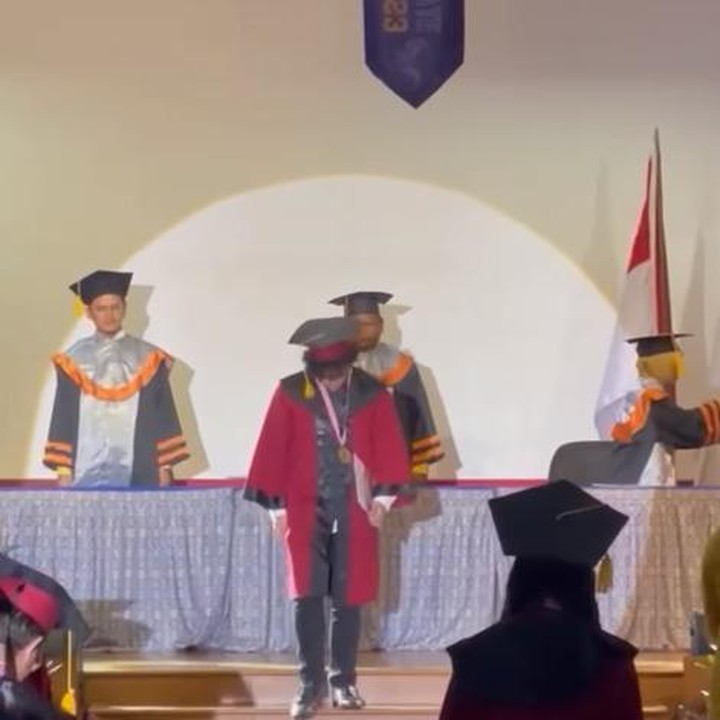 <p>Ucapan selamat untuk Sultan juga berdatangan dari para netizen nih, Bunda. "<em>Congrats</em> Kakak Sultan, sukses di langkah selanjutnya ya," ungkap seorang netizen. "Selamat anakku sayang," komentar sang Ayah sambung, Anji, dengan emoticon hati. (Foto: Instagram: @winatalia)</p>