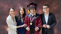 7 Potret Kompak Wishnutama & Wina Natalia Hadiri Wisuda Anak Kedua, Gista Putri Turut Hadir