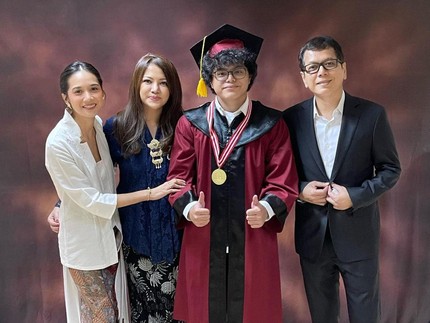 7 Potret Kompak Wishnutama & Wina Natalia Hadiri Wisuda Anak Kedua, Gista Putri Turut Hadir