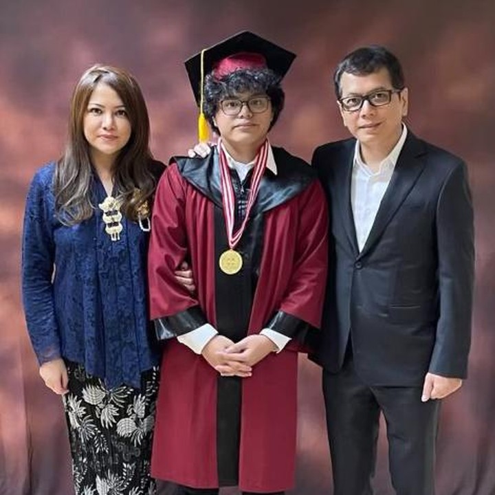 7 Potret Kompak Wishnutama & Wina Natalia Hadiri Wisuda Anak Kedua