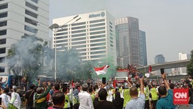Warga Tumpah Ruah Sambut Arak-arakan Timnas di Sudirman