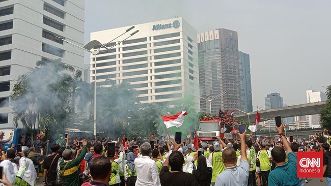 Ribuan warga tumpah ruah sambut arak-arakan kemenangan Tim Nasional Indonesia juara SEA Games 2023 di Jalan Sudirman.