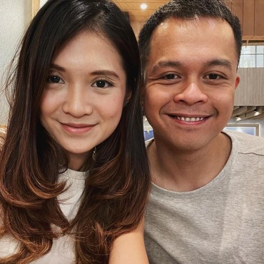 Rio Alief Ajak Kekasih Baru Ziarah ke Makam Mendiang Istri