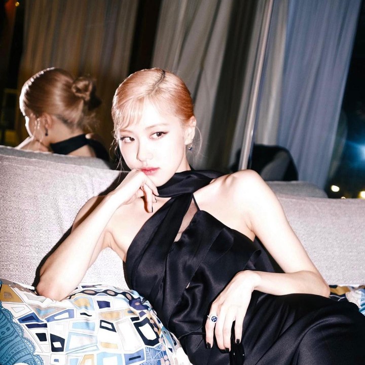 <p>Rose BLACKPINK yang terlihat modis membagikan sederet potretnya ketika menghadiri acara tersebut. <em>"An eventful evening in Cannes,"</em> tulis pemilik nama asli Roseanne Park itu. (Foto: Instagram @roses_are_rosie)</p>