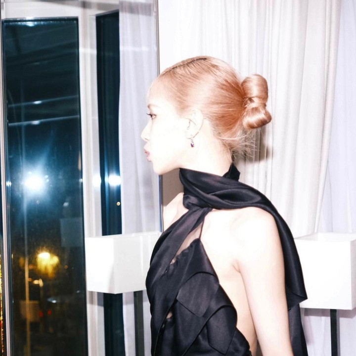<p>Untuk melengkapi busana yang ia kenakan, Rose BLACKPINK merias rambutnya ke dalam sanggul. Makin elegan ya, Bunda? (Foto: Instagram @roses_are_rosie)</p>