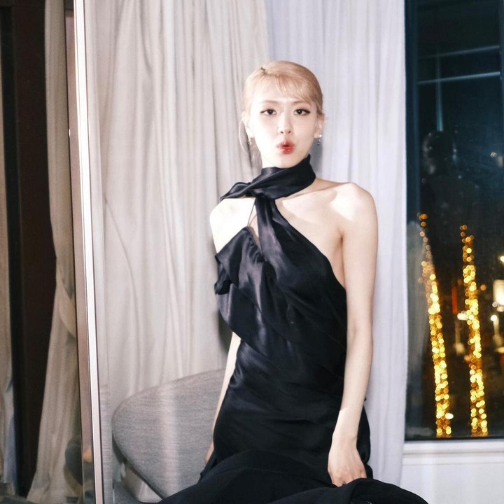 <p>Di acara itu, Rose BLACKPINK hadir sebagai tamu istimewa untuk rumah mode YSL. Ia tak lupa mengucapkan terima kasih kepada Anthony Vaccarello, selaku Image Director dan Creative dari Sait Laurent.<em> "Extremely honored and excited to support your beautiful film Strange Way of Life here at the Cannes Film Festival, Anthony ❤️ thank you so much for inviting me,"</em> tulis Rose. (Foto: Instagram @roses_are_rosie)</p>