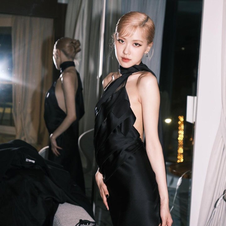 <p>Di kesempatan itu, Rose BLACKPINK tampil memesona dalam balutan busana Yves Saint Laurent warna hitam. Gaun berpotongan rendah itu membuat pelantun<em> On The Ground</em> terlihat sangat elegan. (Foto: Instagram @roses_are_rosie)</p>