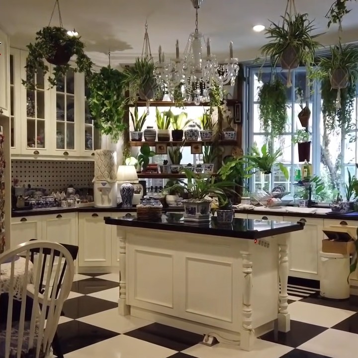 <p>Bagian dapur Yuni Shara tak kalah cantik. Dihiasi dengan <em>chandelier</em> dan tanaman gantung, nuansa <em>vintage</em> bak di negeri dongeng begitu terasa di dapur ini. (Foto: YouTube Yuni Shara Channel)</p>
