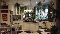 <p>Bagian dapur Yuni Shara tak kalah cantik. Dihiasi dengan <em>chandelier</em> dan tanaman gantung, nuansa <em>vintage</em> bak di negeri dongeng begitu terasa di dapur ini. (Foto: YouTube Yuni Shara Channel)</p>