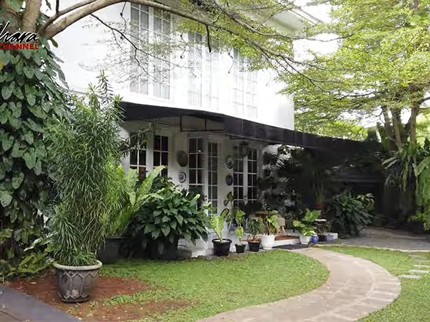 Terpopuler: Potret 'Rumah Hutan' Yuni Shara yang Dipenuhi Tanaman Hias