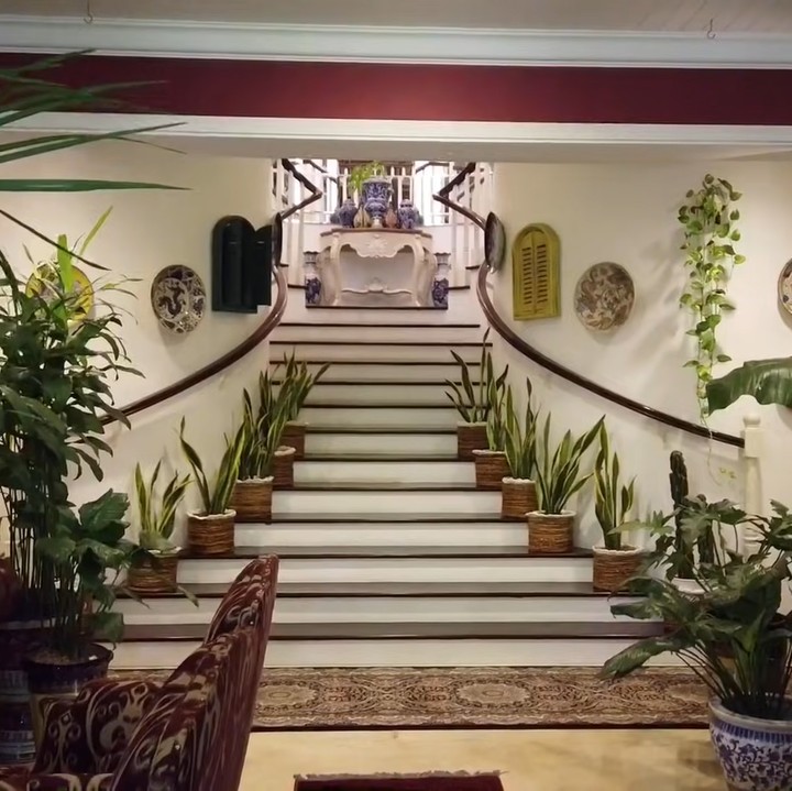 <p>Ketika memasuki rumah Yuni Shara, ada tangga berukuran besar bak di istana kerajaan yang akan memanjakan mata, nih. (Foto: YouTube Yuni Shara Channel)</p>