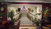 <p>Ketika memasuki rumah Yuni Shara, ada tangga berukuran besar bak di istana kerajaan yang akan memanjakan mata, nih. (Foto: YouTube Yuni Shara Channel)</p>