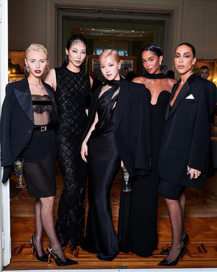 (ki-ka) Iris Law, Soo Joo Park, Rose BLACKPINK, Laura Harrier, dan Ines Rau berkumpul di pesta yang diadakan Saint Laurent. Mereka terlihat glamor dan seksi dalam busana serba hitam.Foto: Instagram YSL