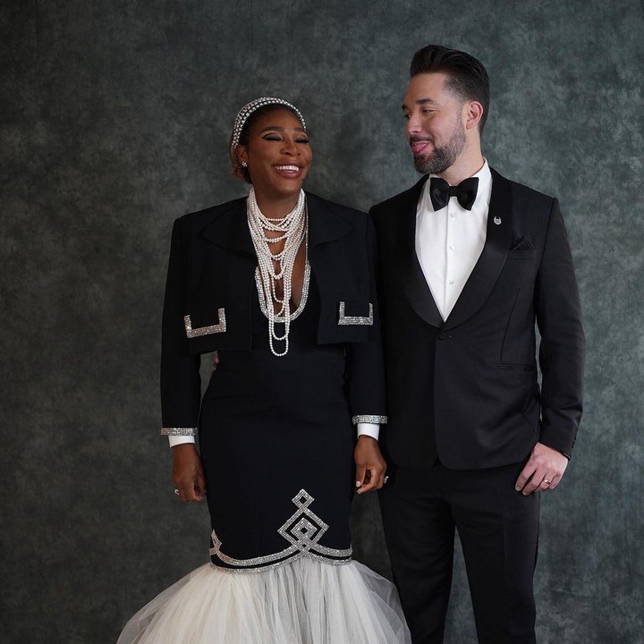 <p>Tak lama setelah tampil di red carpet Met Gala, Serena mengunggah foto bersama sang suami di media sosial. Dalam potret itu, keduanya kompak mengenakan pakaian bernuansa hitam putih. (Foto: Instagram @serenawilliams)</p>