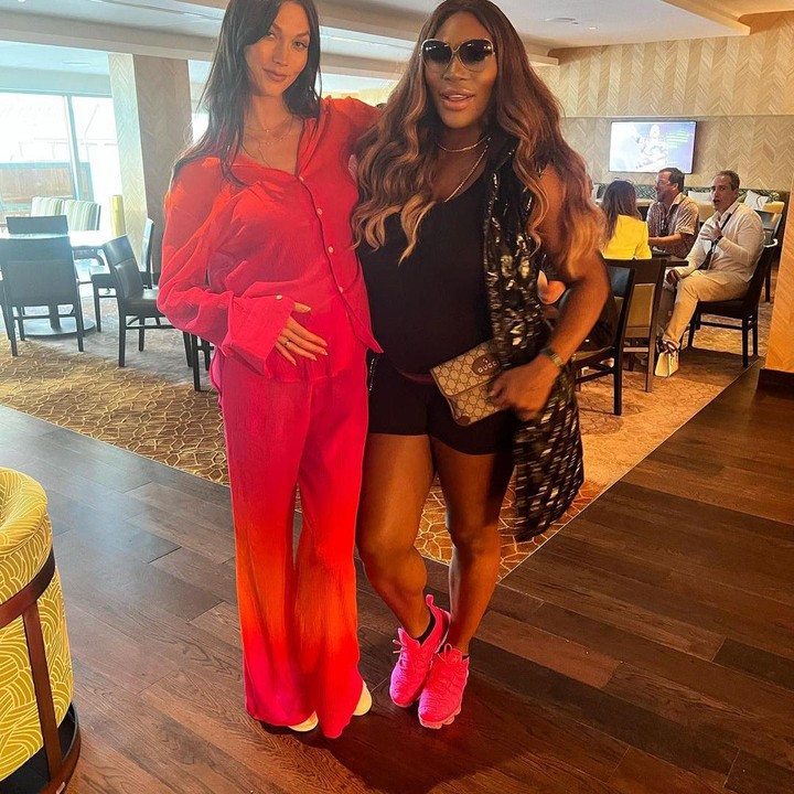 <p>Penampilan Serena juga mencuri perhatian saat tampil di sebuah acara di Miami. Ia mengenakan pakaian casual hitam dengan jaket bermotif, kacamata hitam, dan sepatu kets berwarna merah muda. Serena berpose model Karlie Kloss, yang juga sedang hamil. (Foto: Instagram @serenawilliams)</p>