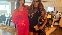 <p>Penampilan Serena juga mencuri perhatian saat tampil di sebuah acara di Miami. Ia mengenakan pakaian casual hitam dengan jaket bermotif, kacamata hitam, dan sepatu kets berwarna merah muda. Serena berpose model Karlie Kloss, yang juga sedang hamil. (Foto: Instagram @serenawilliams)</p>