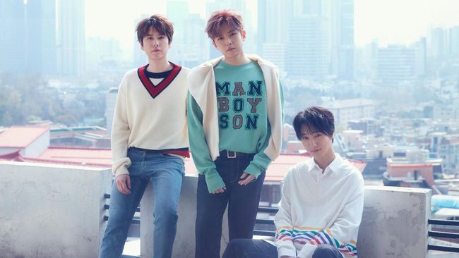 Super Junior K.R.Y membuka manis Road to Allo Bank Festival 2023 dengan lagu When We Were Us di Trans Studio Cibubur, Sabtu (20/5). 
