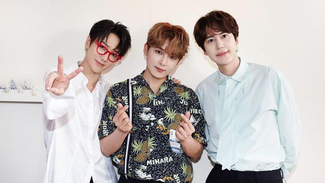 Semua member Super Junior K.R.Y joget ala jamet di Road to Allo Bank Festival 2023 di Trans Studio Cibubur, Sabtu (20/5).