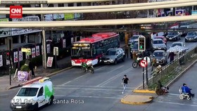 VIDEO: Momen Polisi Chile Kejar Seorang Pria