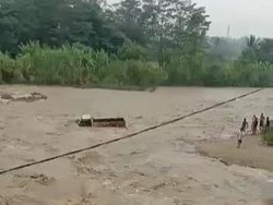 Banjir Bandang di Sungai Cibeet Bogor, 1 Unit Truk Hanyut Terseret Arus