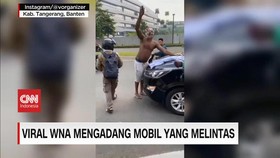 VIDEO: Viral WNA Mengadang Mobil yang Melintas