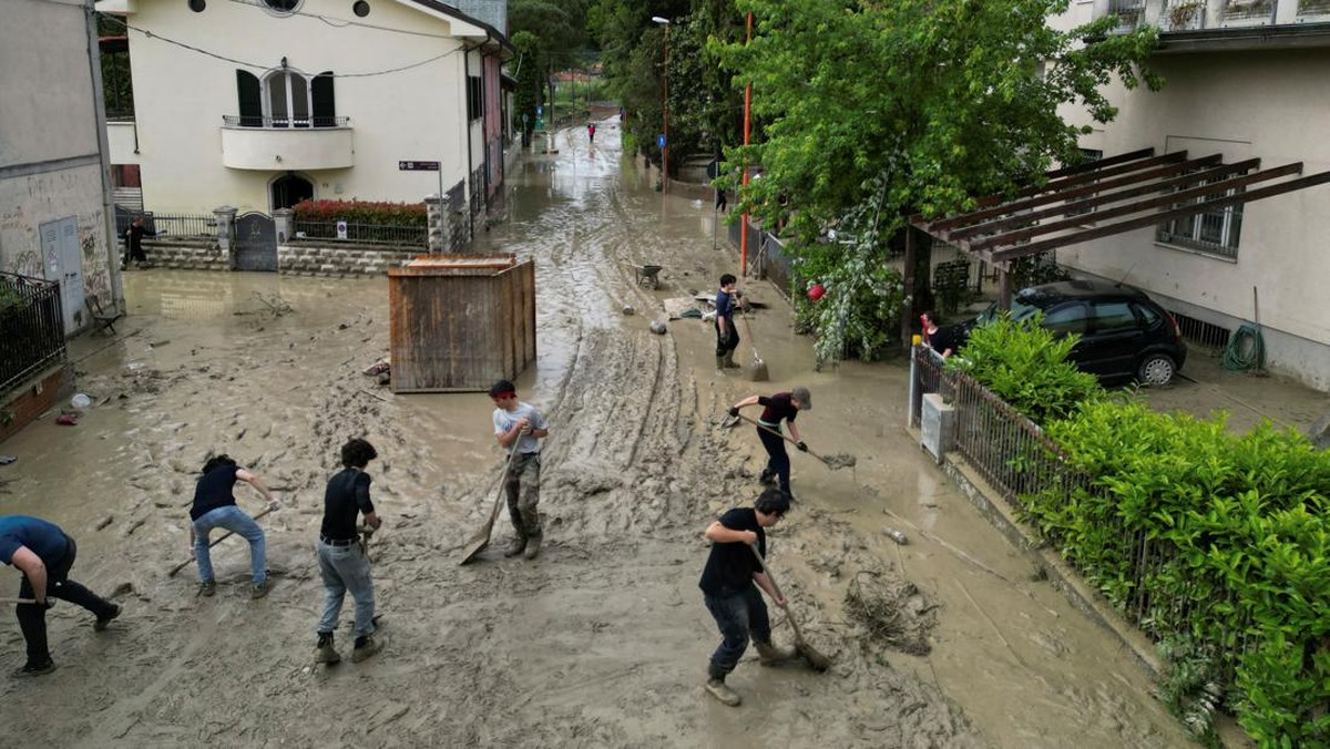 FOTO: Warga Italia Bersih-bersih Lumpur Usai Diterjang Banjir Bandang