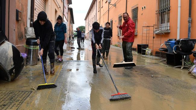 FOTO: Warga Italia Bersih-bersih Lumpur Usai Diterjang Banjir Bandang