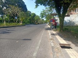 Banyak Trotoar Berlubang, Penutup Saluran Air Raib Dicuri
