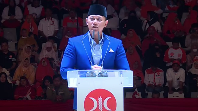 Sekretaris Tim Koordinasi Relawan Pemenangan Pilpres PDIP Deddy Yevri Sitorus menilai kritik AHY untuk pemerintahan Jokowi seperti buzzer.