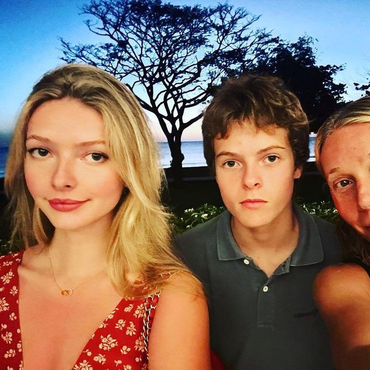 <p>Meski kini kedua orang tuanya sudah bercerai pada 2016 silam, hubungan antara Moses, Apple, dan orang tuanya masih terbilang harmonis. Bahkan, mereka tak jarang menghabiskan waktu bersama. (Foto: instagram.com/gwynethpaltrow)</p>