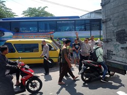 Detik-detik Bus Tabrak Mobil-Motor dan Masjid