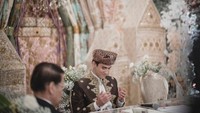 <p>Melansir dari akun instagram @thebridestory, disebut Vincent Rompies hadir sebagai saksi pernikahan Enzy. Selain itu, ada pula Hesti Purwadinata dan aktris Medina Dina yang mengantarkan Enzy kepada Molen setelah akad nikah diucapkan. (Foto: Instagram @enzystoria)<br /><br /><br /></p>