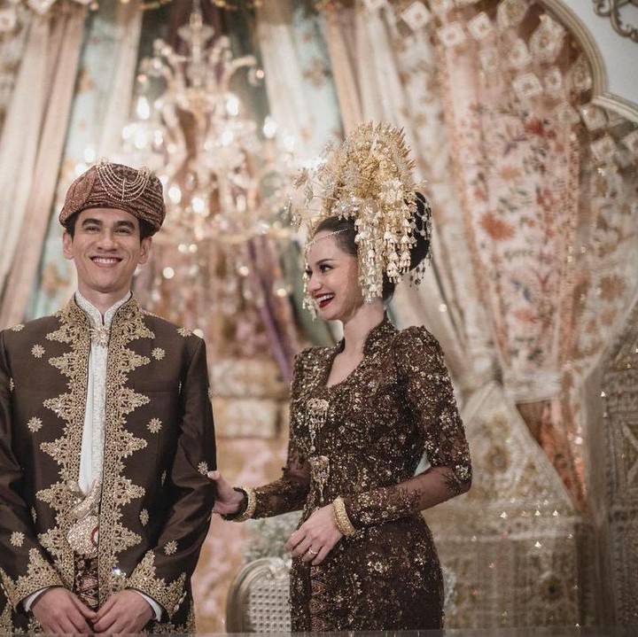 <p>Kabar gembira datang dari Enzy Storia! Hari ini, rupanya ia telah resmi mengakhiri masa lajangnya dengan menikahi pria pilihan hati bernama Molen Kasetra. (Foto: Instagram @enzystoria)<br /><br /></p>