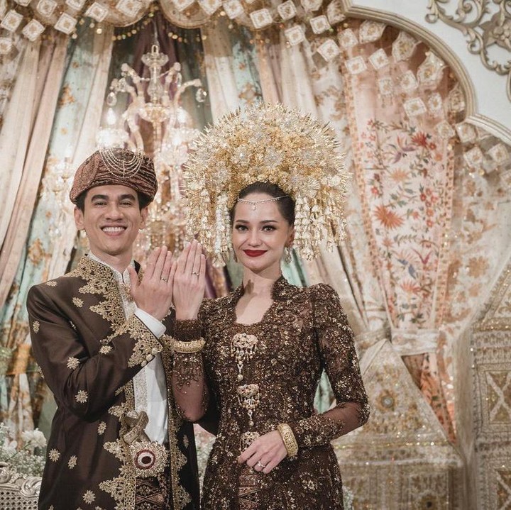 <p>Kabar pernikahan Enzy diumumkan melalui potret-potret akadnya diunggah melalui akun Instagram pribadi. Dalam potret tersebut, keduanya terlihat mengenakai pakaian adat Minang, Bunda. (Foto: Instagram @enzystoria)<br /><br /><br /></p>